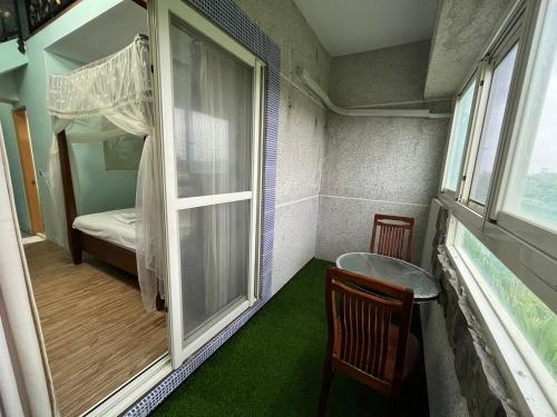 a small room with a window and a small bedroom at Hualien Bay in Jian