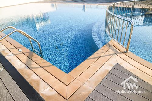 uma piscina com uma escada que conduz a uma piscina em The Urban Oasis - Serenity em Dubai
