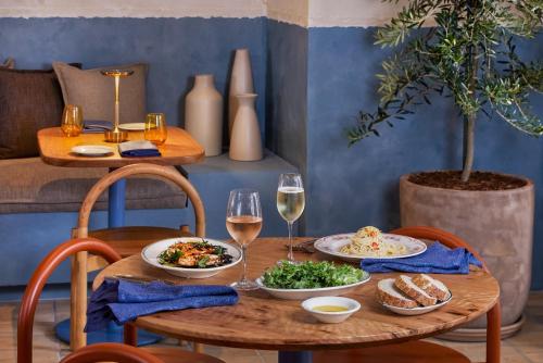 ブリスベンにあるThe Westin Brisbaneのテーブル(お皿、グラスワイン付)