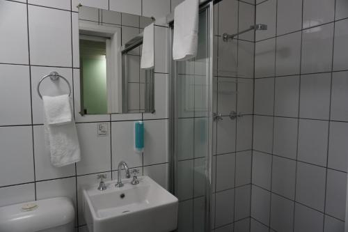Ванная комната в Warners Bay Hotel