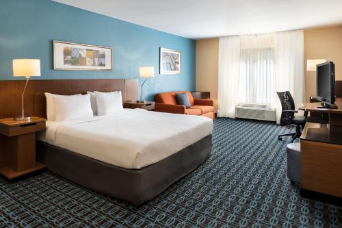 um quarto de hotel com uma cama grande e uma secretária em Fairfield Inn & Suites Raleigh Durham Airport Research Triangle Park em Morrisville