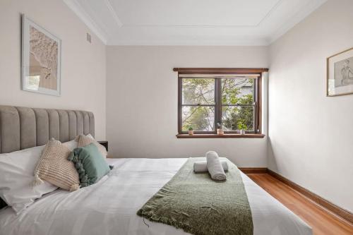 um quarto com uma cama grande e uma janela em Signature Queen Room in Auburn em Sydney