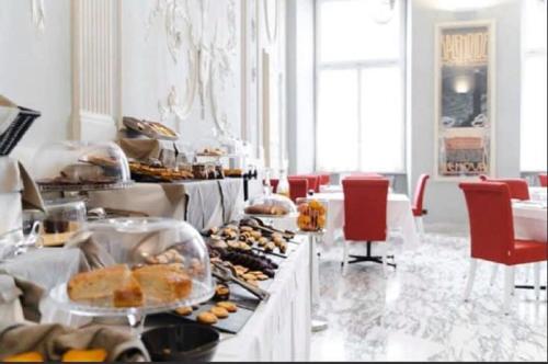 ein Buffet mit vielen verschiedenen Speisen in der Unterkunft De Ville Guest House in Genua