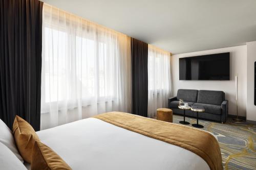Hôtel & Spa Le Maury, Vannes, The Originals Boutiqueにあるベッド