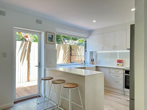 Η κουζίνα ή μικρή κουζίνα στο Dee Why Town House