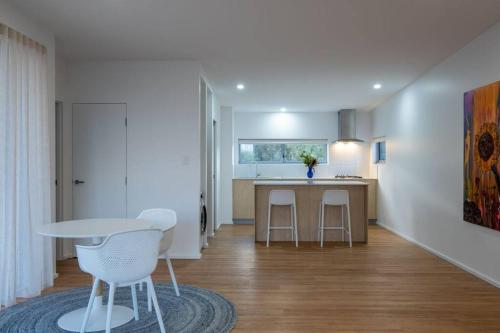 een keuken met een tafel en stoelen in een kamer bij Margaret River Coastal Apartments in Prevelly