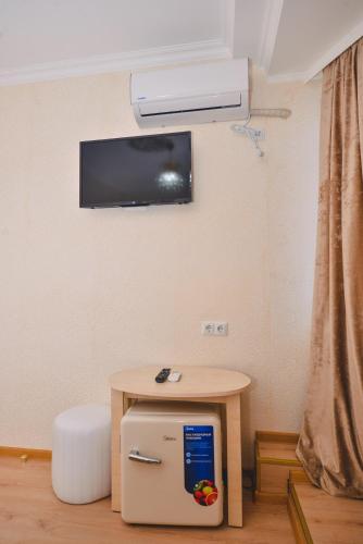 HOTEL VLADiにあるテレビまたはエンターテインメントセンター