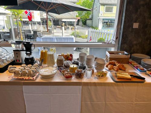 Una mesa con un buffet de comida encima en Stryn House Hotel, en Stryn