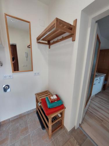 um quarto com uma mesa e um espelho na parede em Ferienwohnung Kutrowatz em Rohrbach bei Mattersburg