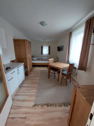 uma cozinha e sala de jantar com mesa e cadeiras em Ferienwohnung Kutrowatz em Rohrbach bei Mattersburg