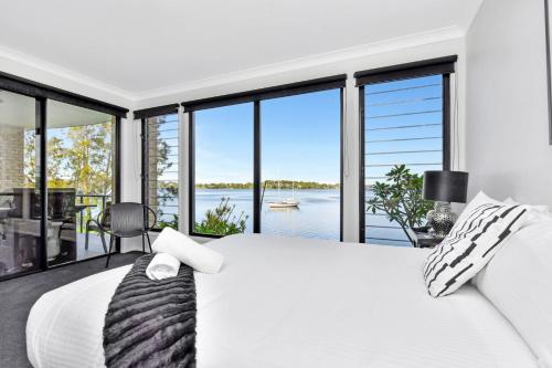 Posteľ alebo postele v izbe v ubytovaní Water's Edge Apartment 1 absolute waterfront at Fishing Point on Lake Macquarie