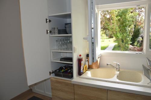 a kitchen with a sink and a window at Maisonette Vallée de l'Automne Streaming & Vinyles 