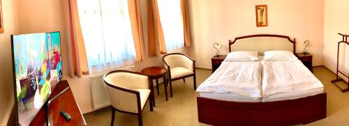 Postel nebo postele na pokoji v ubytování Hotel Bílý Beránek Kralovice