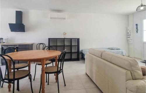 un salon avec une table et un canapé dans l'établissement Cozy Home In Saint-Denis-Doléron, à Saint-Denis-dʼOléron