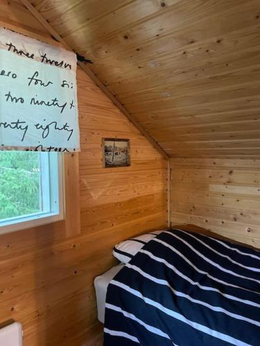 a room with a bed in a wooden cabin at Casa Aura in Aura