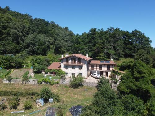 una vista aérea de una casa en una colina en Apartamentos Rurales Casa Lafuente, en Luquiano