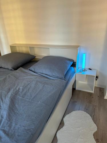 Un dormitorio con una cama con una luz azul. en Ferienwohnung in Sulzbach Nähe Augenklinik, en Sulzbach