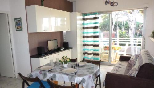 un salon avec une table et un canapé dans l'établissement Studio résidence BONA, vue hippodrome et mer, clim, à Hyères