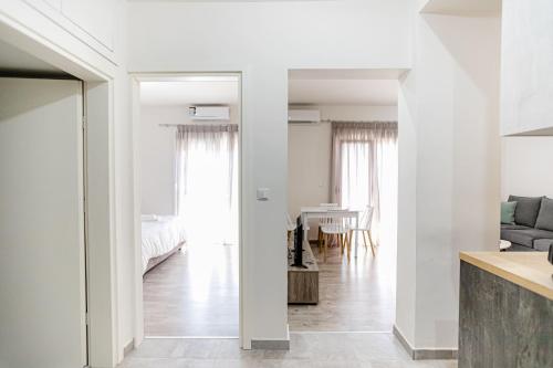 una cucina e un soggiorno con pareti bianche di John luxury apartment a Alexandroupoli