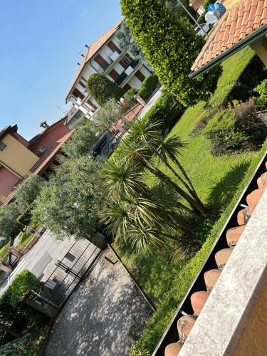 an aerial view of a yard with palm trees and buildings at Appartamento Chloe in Sirmione