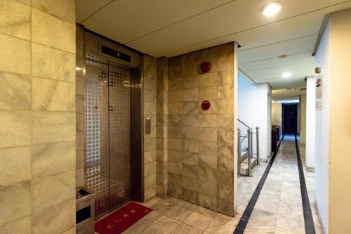 um corredor com um chuveiro num edifício em Urbanview Hotel P Residence Asemka em Jakarta