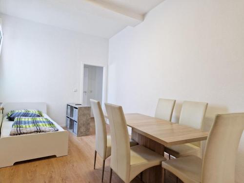 - une salle à manger avec une table et des chaises en bois dans l'établissement Work & Stay Apartments in Leverkusen, à Leverkusen