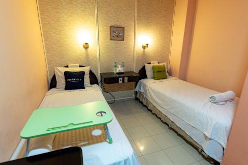 Urbanview Hotel P Residence Asemkaにあるベッド