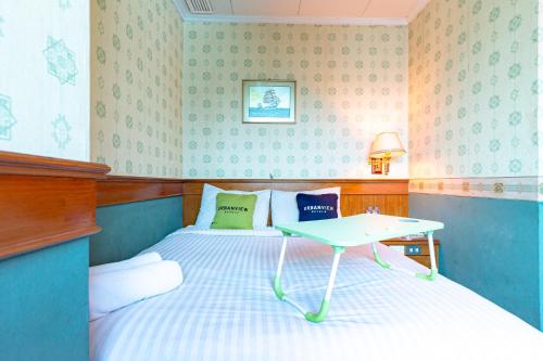 Urbanview Hotel P Residence Asemkaにあるベッド