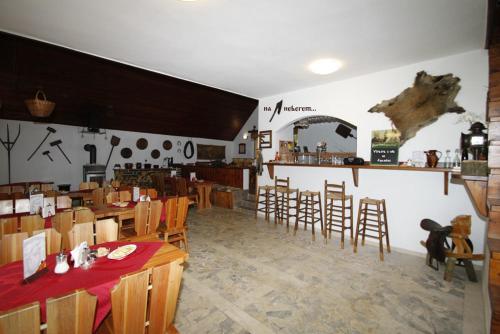 ein Restaurant mit Tischen und Stühlen in einem Zimmer in der Unterkunft Rekreacni areal Adamec in Ledenice