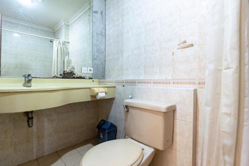 Urbanview Hotel P Residence Asemkaにあるバスルーム
