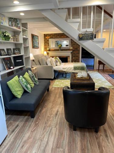 una sala de estar con sofás y una escalera. en Lakeview On Sycamore, en Emerald