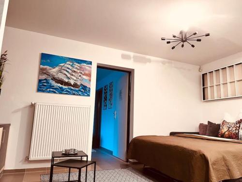1 dormitorio con 1 cama y una pintura en la pared en Sparrow apartmens 2 - Vrabčia ulica 9, Košice en Košice