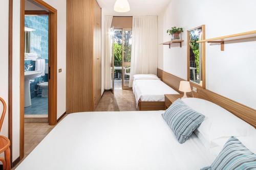 Appartamenti Valentina في بيبيوني: غرفة نوم بها سرير أبيض كبير وحمام