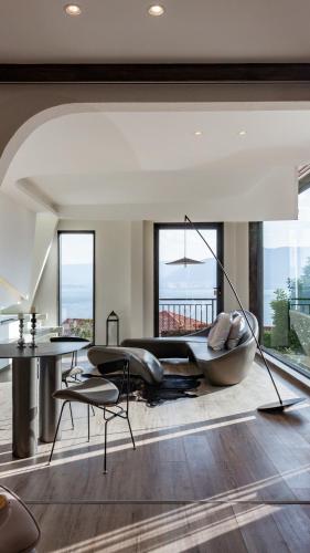 Cicer Cliff Sea View Villa في دالي: غرفة معيشة مع أريكة وطاولة وكراسي