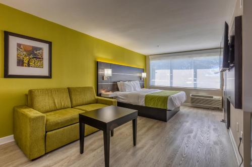 una camera d'albergo con un letto e un divano di Hotel Weston a Marietta