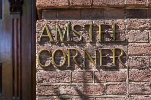ein Schild an einer Backsteinwand, das Amazon-Zentrum liest in der Unterkunft Amstel Corner Hotel in Amsterdam