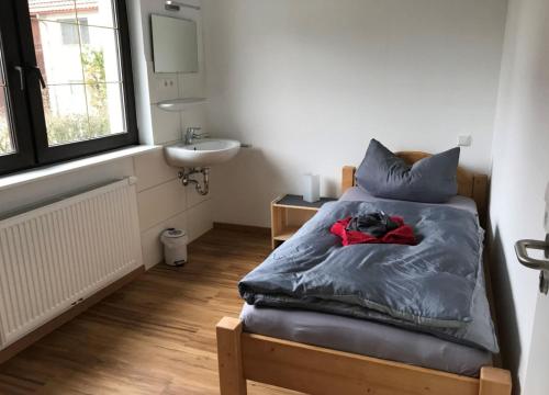 1 dormitorio con un perro en la cama en Pension Gambrinus en Rißtissen