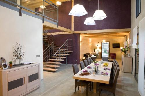 a dining room and kitchen with a table and chairs at Ome sweet home in Laubressel