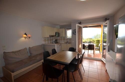 une cuisine et un salon avec une table et un canapé dans l'établissement Résidence Belle-Vue à Les Issambres, à Roquebrune-sur Argens