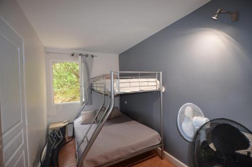 Cette petite chambre comprend des lits superposés et une fenêtre. dans l'établissement Résidence Belle-Vue à Les Issambres, à Roquebrune-sur Argens