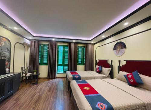 sypialnia z 2 łóżkami i telewizorem z płaskim ekranem w obiekcie Moonlight Hotel Sa Pa w mieście Sa Pa