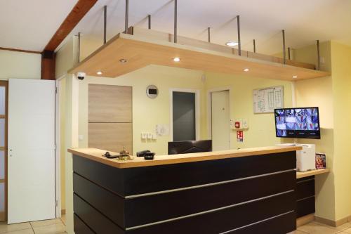 un bar dans un cabinet dentaire avec un escalier dans l'établissement Hôtel Lémand Lyon Est - Villefontaine, à Villefontaine