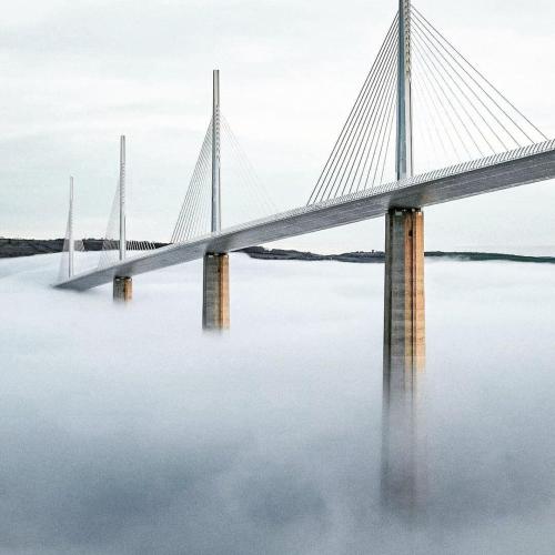 un pont sur une masse d'eau dans l'établissement appartement centre ville, à Millau