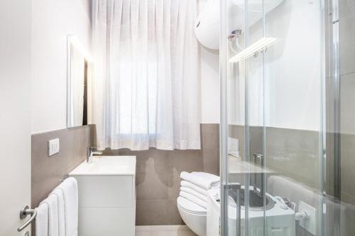 un bagno con wc, lavandino e doccia di Columbus Vista Mare a Bibione