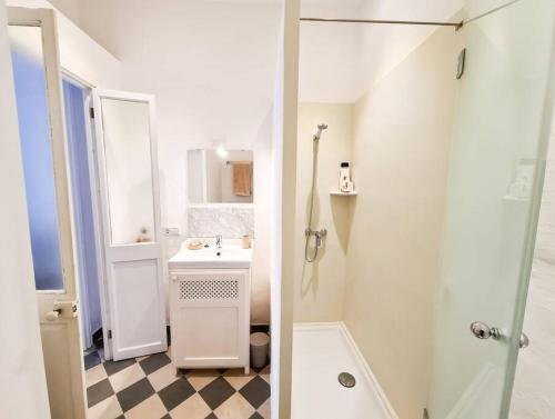 een witte badkamer met een douche en een wastafel bij Canostra Menorca Alaior in Alaior