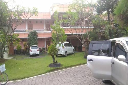 Un jardín fuera de Hotel Bima