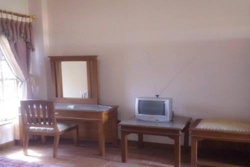 Una televisión o centro de entretenimiento en Hotel Bima