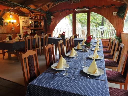 - une longue table avec des serviettes dans un restaurant dans l'établissement Park Hédervár, à Hédervár