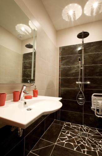 a bathroom with a sink and a shower at Ome sweet home in Laubressel