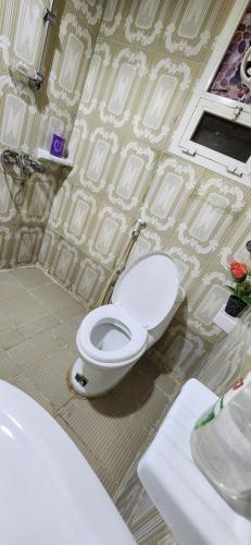 un baño con inodoro y lavabo en Uniqueland, en Abu Dabi